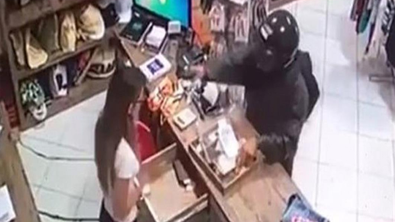 Εικόνες – σοκ: Ληστής πυροβολεί εν ψυχρώ ταμία στο κεφάλι