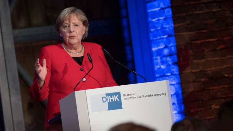 Το μικροατύχημα της Μέρκελ σε εκδήλωση στο Βερολίνο