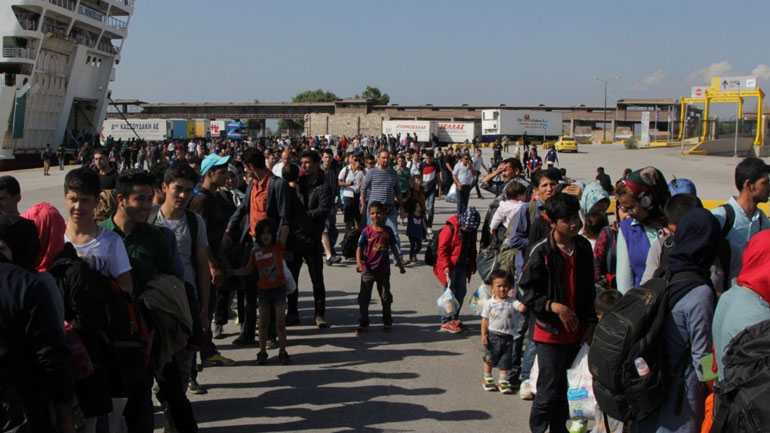 Στο λιμάνι του Πειραιά φτάνουν 72 μετανάστες και πρόσφυγες