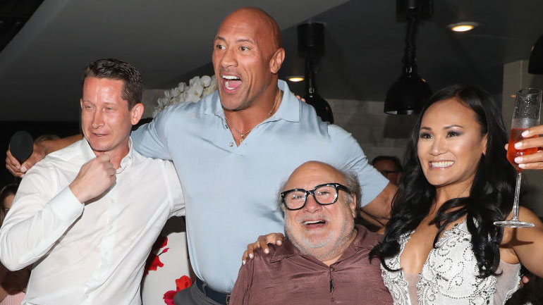 Ο Ντουέιν Τζόνσον και ο Ντάνι Ντε Βίτο πήγαν ακάλεστοι σε γάμο