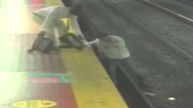 Αργεντινή: Χάζευε στο κινητό του και έπεσε στις γραμμές του μετρό