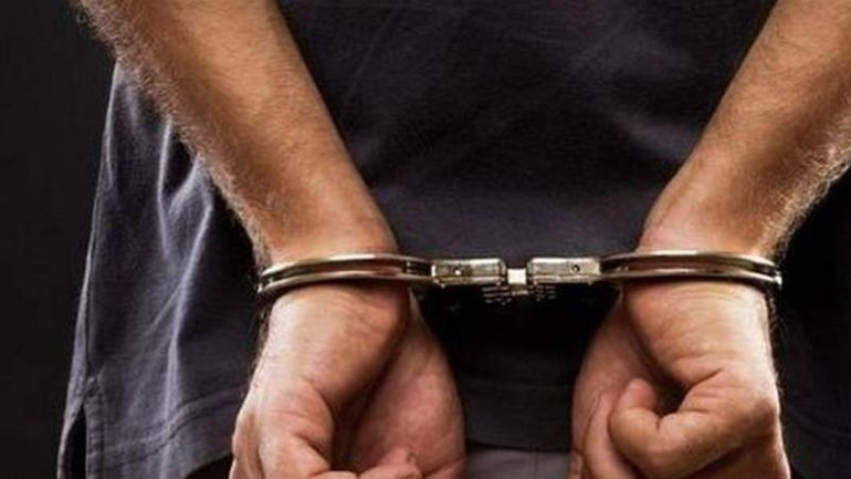 Κρήτη: Χειροπέδες σε πατέρα και γιο για όπλα και κροτίδες