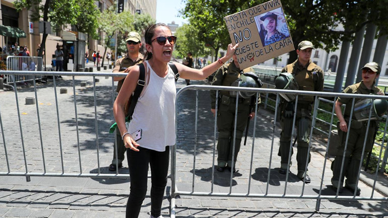 Χιλή: Πολίτες που έχουν υποστεί οφθαλμικά τραύματα στα επεισόδια συγκεντρώθηκαν μπροστά στο Προεδρικό Μέγαρο