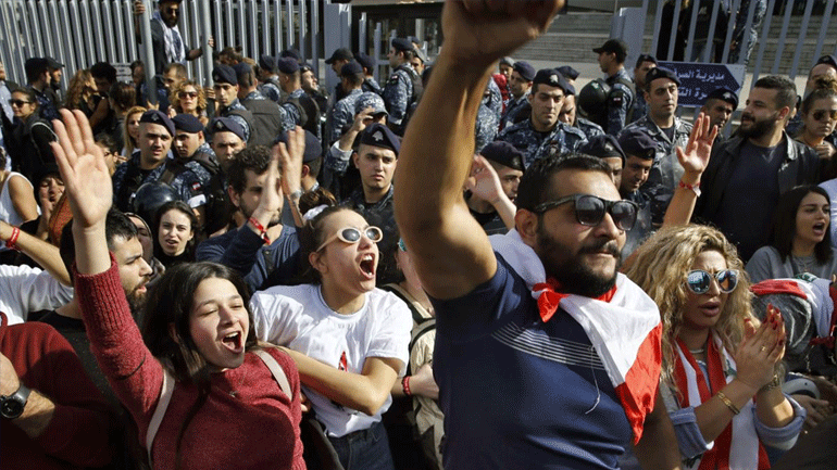 Λίβανος: Συνεχίζεται η απεργία των βενζινοπωλών – Στους δρόμους οι πολίτες
