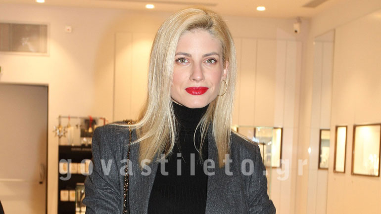 Ευαγγελία Αραβανή: Κομψή εμφάνιση σε βραδινή έξοδο