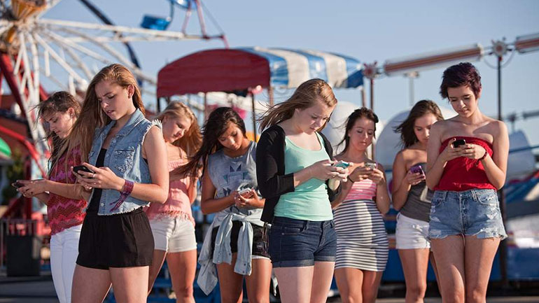 Ένας στους τέσσερις νέους έχει εθισμό στο κινητό τηλέφωνο