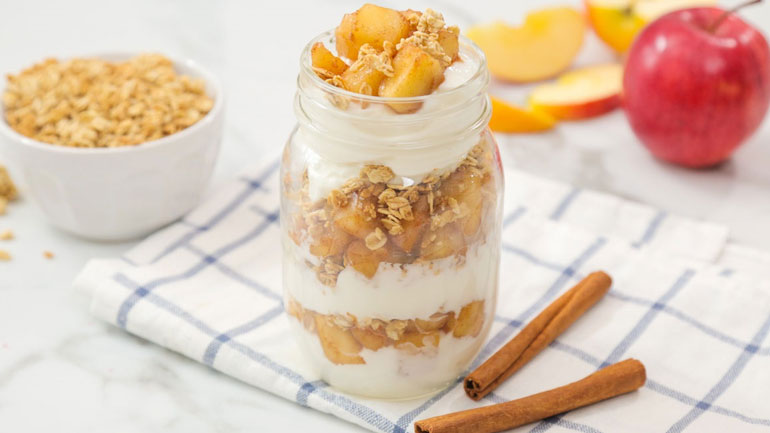 Ώρα να κακομάθεις τον εαυτό σου με ένα apple pie parfait
