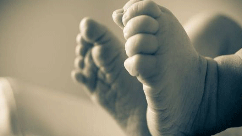 Λάρισα: Στο νοσοκομείο μεταφέρθηκε παιδί 14 μηνών που δάγκωσε μπαταρία