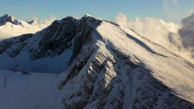 Εντυπωσιάζει ο χιονισμένος Παρνασσός από ψηλά