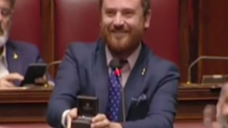 Ιταλία: Της έκανε πρόταση γάμου μέσα στη Βουλή