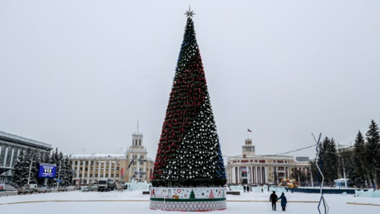 Ρωσία: Σκανδαλίζει το «υπερβολικά ακριβό» χριστουγεννιάτικο δέντρο στην πόλη Κεμέροβο