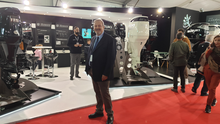 Ο επικεφαλής της Suzuki Marine Κώστας Μαρκουλάκης μπροστά στους νέους κινητήρες της ιαπωνικής φίρμας... 