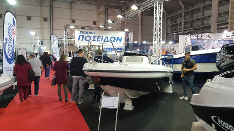 Δέκα χρόνια εγγύηση για το Poseidon R540 το οποίο έχει μήκος 5,40 μέτρα, το βάρος αγγίζει τα 540 κιλά και μπορεί να φιλοξενήσει 7 άτομα