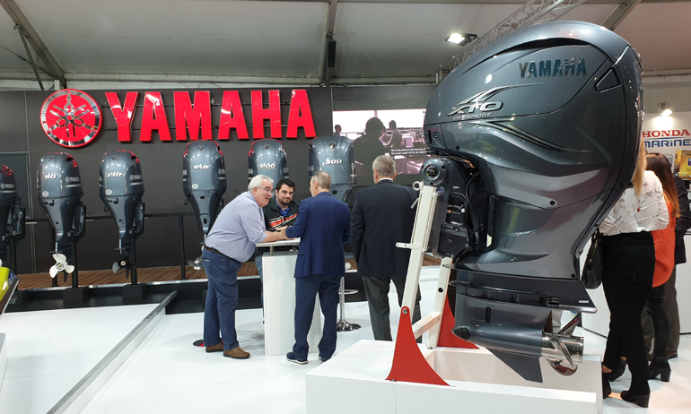 Το νέο καμάρι της Yamaha, η ολοκαίνουργια 425 που... μεταφράζεται σε V8, 5.599 κ.εκ. και 425 ίππους...