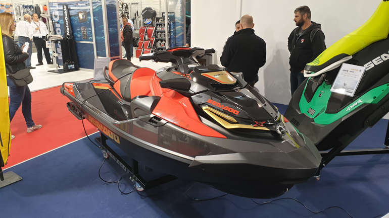 Το Sea Doo RXT300 έχει μήκος 3,45 μέτρα, βάρος 377 κιλά και ο κυβισμός έχει χωρητικότητα 1.630 κ.εκ.
