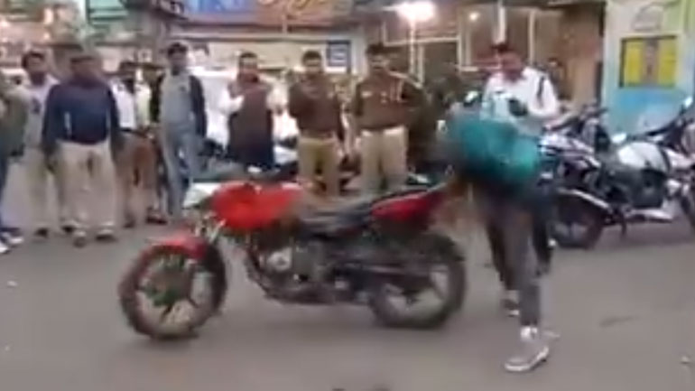 Ινδία: «Έφαγε» πρόστιμο και κόντεψε να σπάσει τη μηχανή του από τα νεύρα του