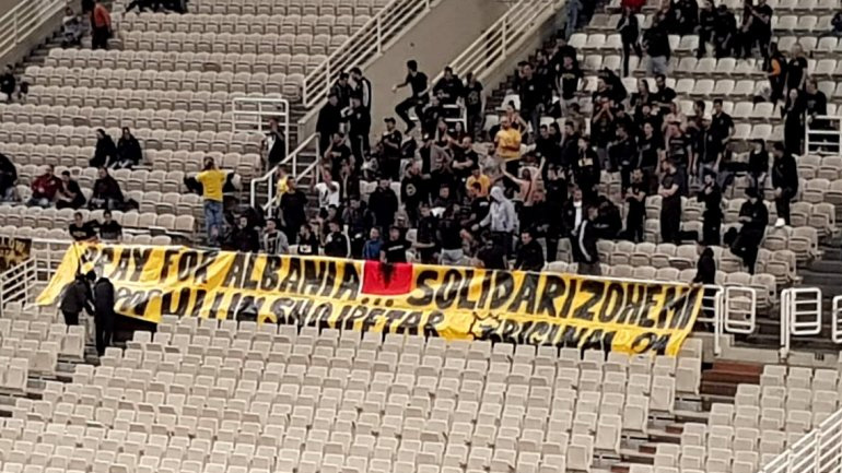 Πανό στήριξης των φιλάθλων της ΑΕΚ για την Αλβανία