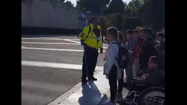 Κρητικός δάσκαλος πήγε τους μαθητές του στον Άγνωστο Στρατιώτη και προκάλεσε αίσθηση