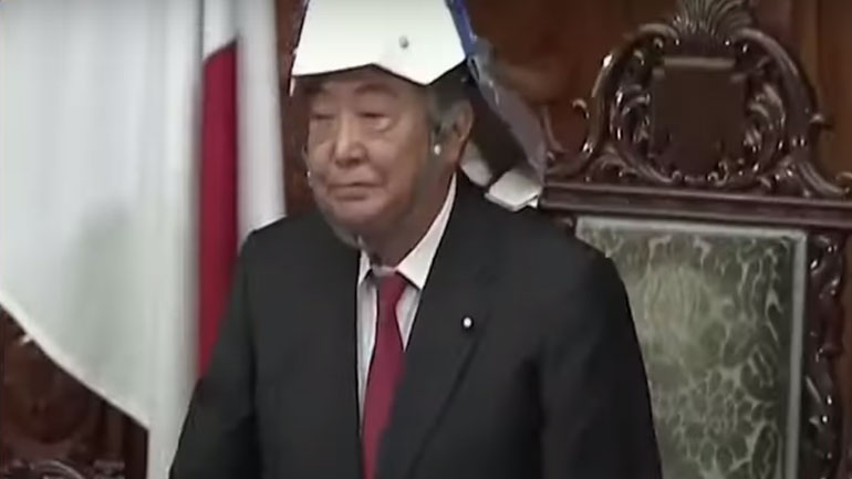 Η Βουλή της Ιαπωνίας γέμισε με… παράξενα κράνη