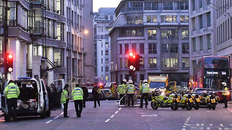Λονδίνο: Η στιγμή που οι περαστικοί εξουδετέρωσαν τον τρομοκράτη με ξύλα και πυροσβεστήρα