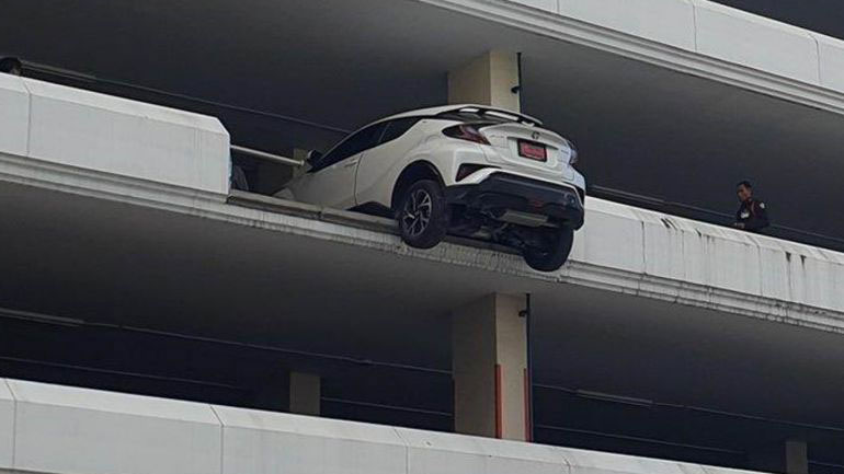 Ταϊλάνδη: Προσπάθησε να παρκάρει και κατέληξε να κρέμεται στο κενό