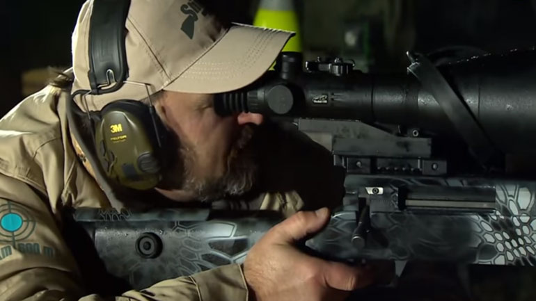 Ελεύθερος σκοπευτής πετυχαίνει όλους τους στόχους σε απόσταση δύο χιλιομέτρων