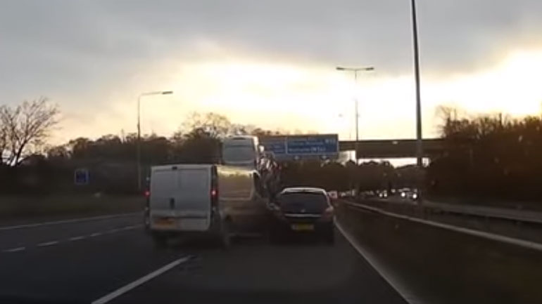 Οδηγός χτυπάει με το βαν του άλλο αυτοκίνητο επειδή δεν τον άφησε να προσπεράσει