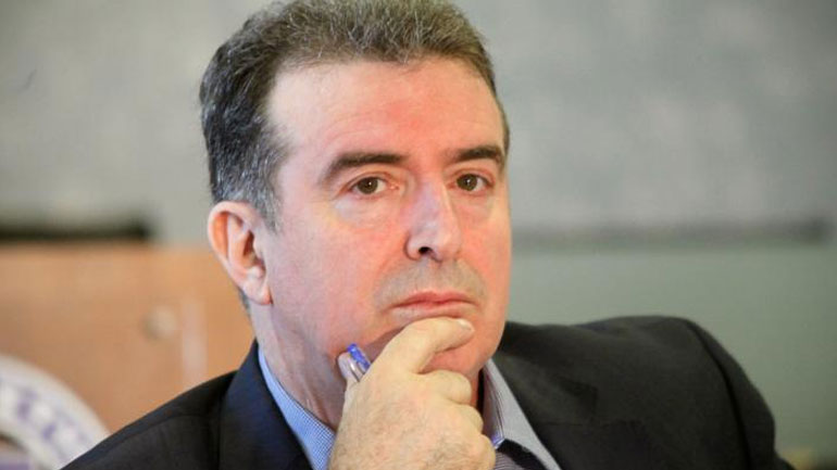 Πέταξαν τρικάκια έξω από το σπίτι του Χρυσοχοΐδη