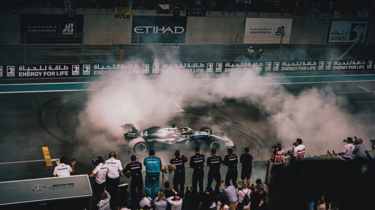 Επιβλητική εμφάνιση του Hamilton στον τελευταίο αγώνα της χρονιάς στο Άμπου Ντάμπι