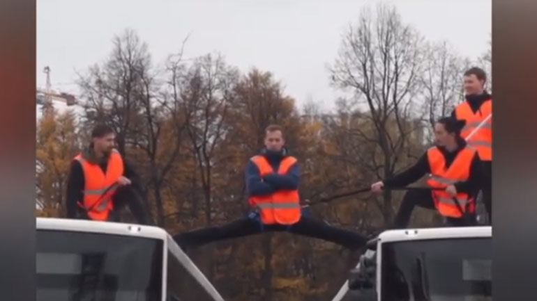 Ακροβάτης κάνει το εξωφρενικό σταντ του Ζαν-Κλοντ Βαν Νταμ