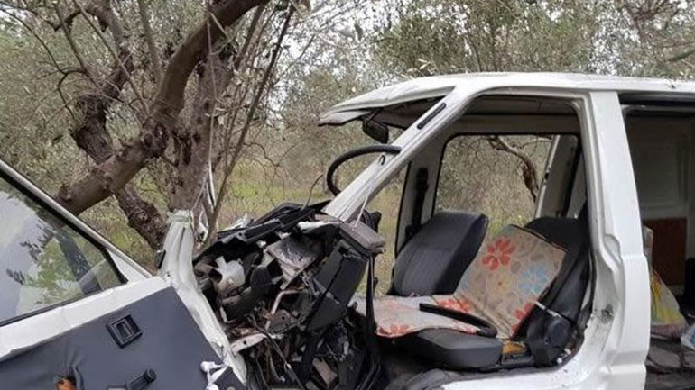 Ηλικιωμένος στη Λαμία «καρφώθηκε» με το βαν σε ελιά