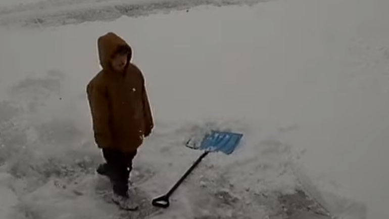 Πιτσιρικάς προσφέρεται να καθαρίσει το χιόνι έξω από το σπίτι του και το μετανιώνει μέσα σε δευτερόλεπτα