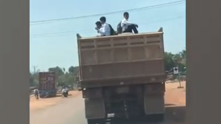 Καμπότζη: Παιδιά πηγαίνουν στο σχολείο με φορτηγό που κουβαλάει μπάζα