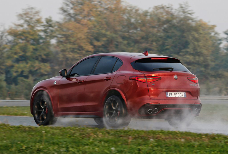 Αν ξέρεις να την οδηγείς η Alfa Romeo Stelvio Quadrifoglio βάζει φωτιά στην άσφαλτο