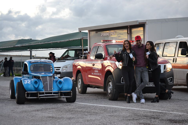 Φωτιά... στην πίστα! (στη φωτό ένα από τα Legend Cars της Fanny Flutters Racing Team)