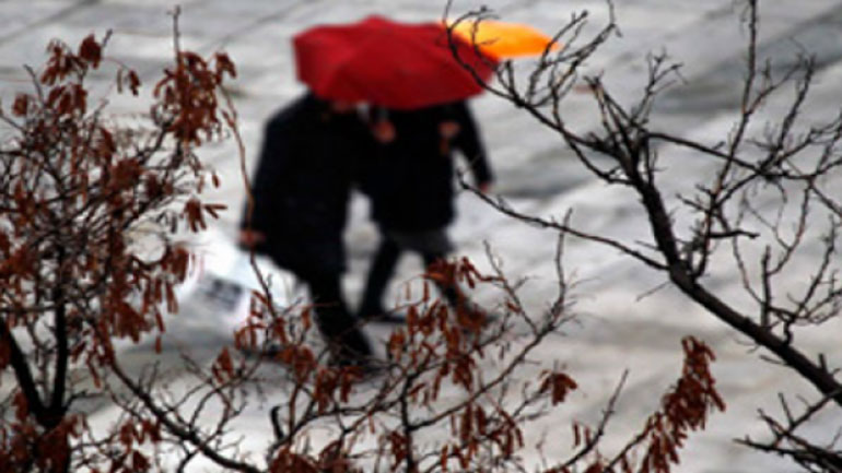 Καιρός: Πτώση της θερμοκρασίας, βροχή και χιόνια στα ορεινά