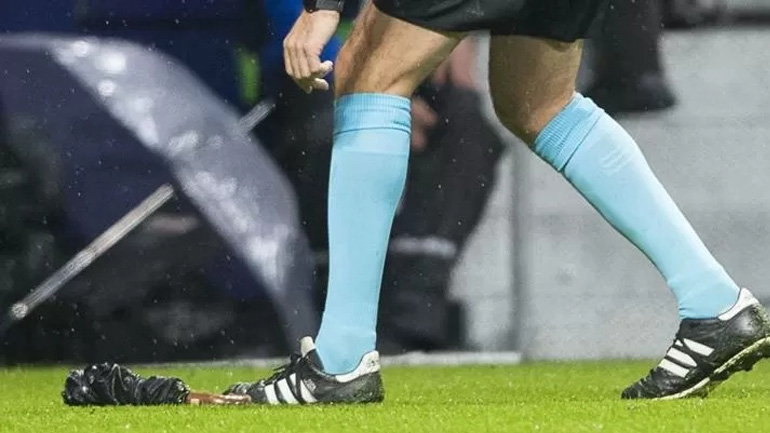 Οπαδός της Ατλέτικο πέταξε ομπρέλα στον Μέσι!