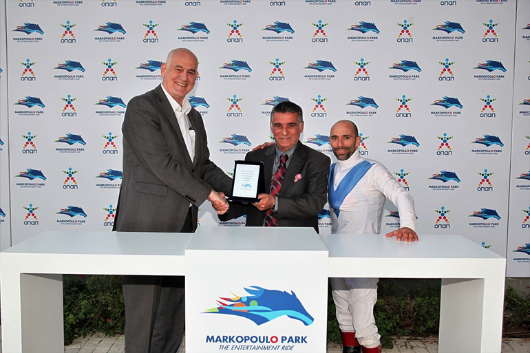 Από αριστερά: Ο Διευθυντής Τεχνικών Υπηρεσιών της Ιπποδρομίες Α.Ε., Γιώργος Αγγελόπουλος, ο εκπρόσωπος των Στάβλων ΚΟΥΪΝΣΓΟΥΕΪ, Βασίλης Κεράτσας και ο αναβάτης Γιάννης Λαζαρίδης