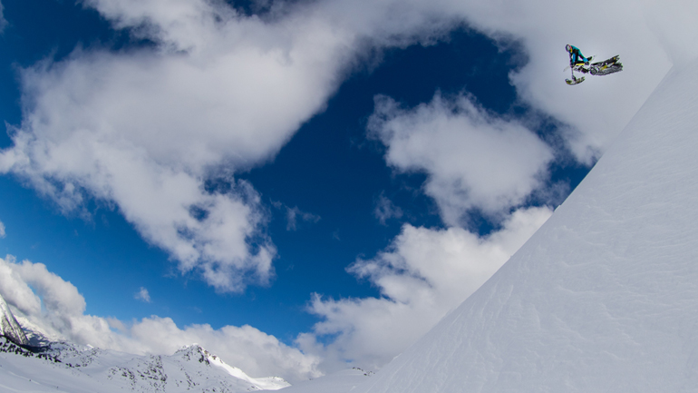Οδήγηση στα χιόνια με snowbike