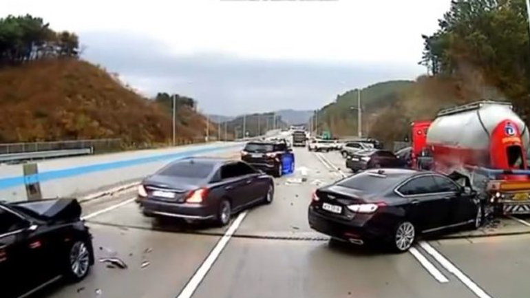 Πεζός γλιτώνει από ατύχημα καθώς προσπαθεί να προειδοποιήσει τους οδηγούς