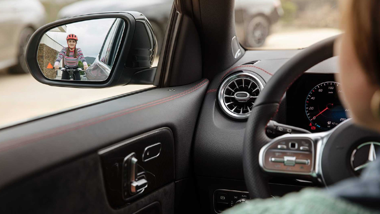 Αποκαλύπτεται το εσωτερικό της νέας Mercedes GLA