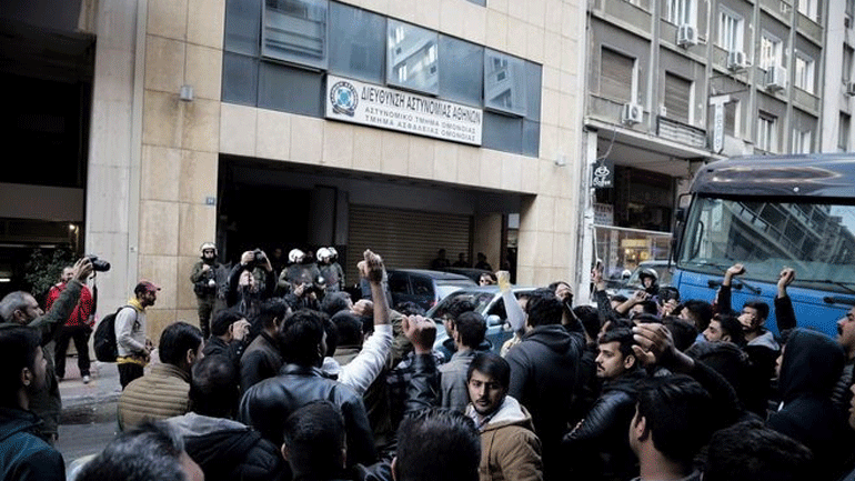 Ομόνοια: Προσήχθη άνδρας που έβριζε τον Αλλάχ – Διαμαρτυρία μεταναστών