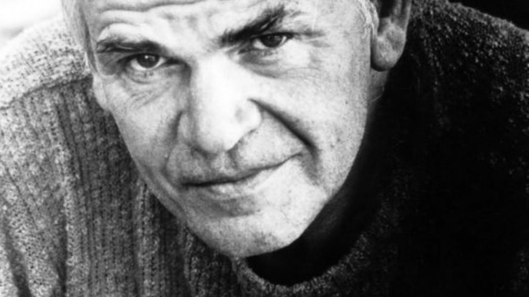 Σαράντα χρόνια μετά, ο συγγραφέας Μίλαν Κούντερα ξαναπαίρνει την τσεχική υπηκοότητα