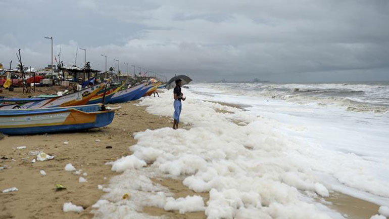 Παραλία στην Ινδία γέμισε με τοξικό αφρό