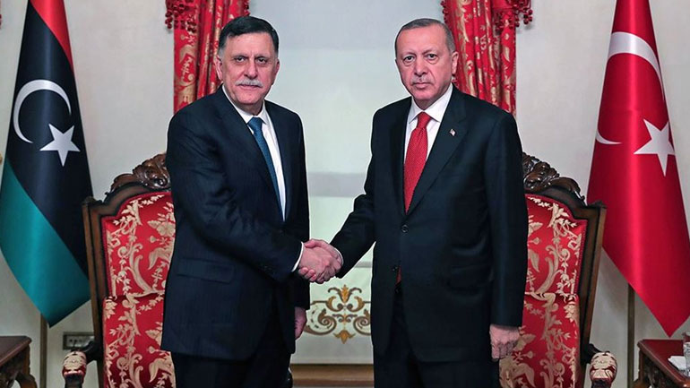 Ο Ταγίπ Ερντογάν με τον πρωθυπουργό της Λιβύης, Φαγιέζ αλ-Σαράζ