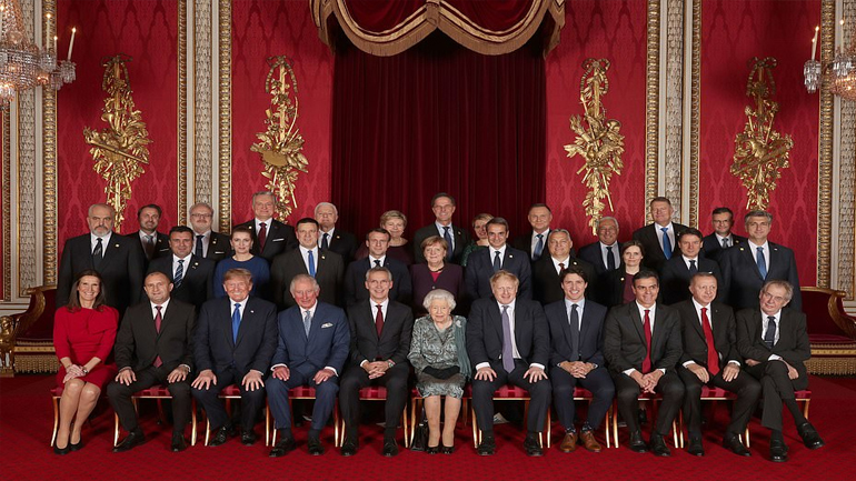 Δεξίωση της Ελισάβετ στους ηγέτες του ΝΑΤΟ: Στο Μπάκιγχαμ ο Μητσοτάκης με τη σύζυγό του Μαρέβα