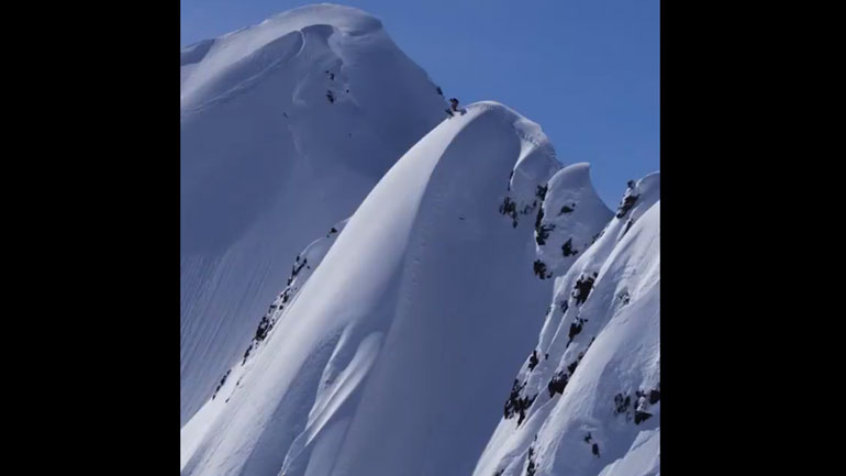 Θαρραλέος σκιέρ «κατεβαίνει» επικίνδυνη βουνοπλαγιά