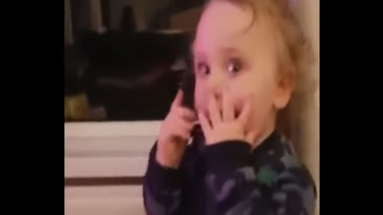 Αξιαγάπητος πιτσιρικάς παίζει φυσαρμόνικα