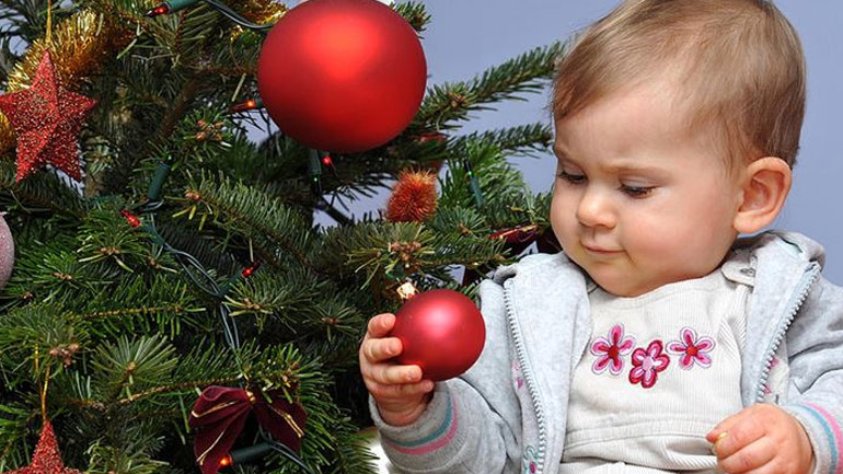 Έξυπνες ιδέες για χριστουγεννιάτικα δέντρα εάν έχετε μωρό