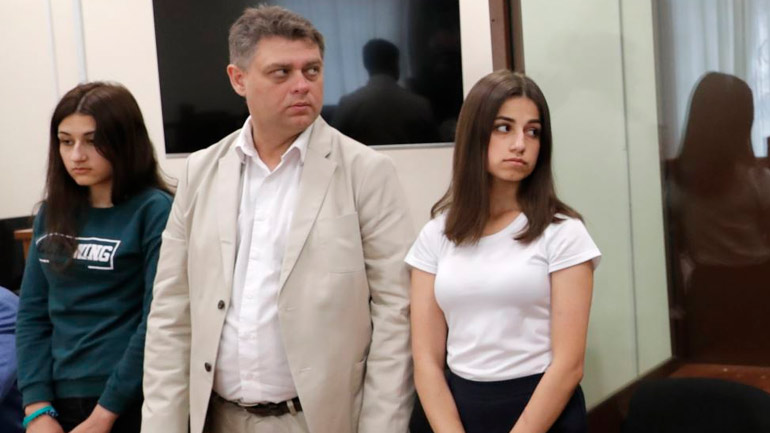 Ρωσία: Στο εδώλιο δύο αδελφές επειδή σκότωσαν τον πατέρα τους που τις κακοποιούσε